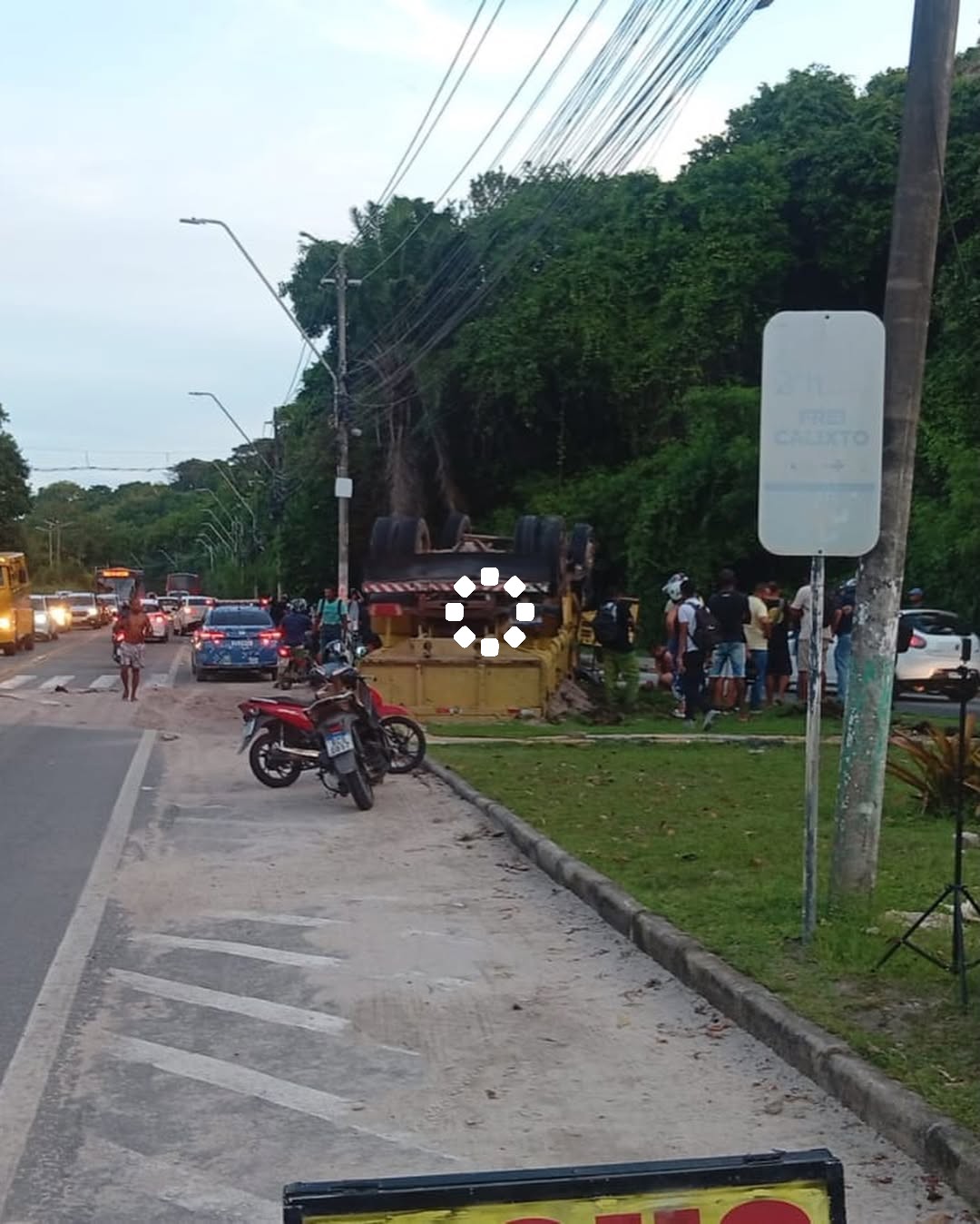 Caminhão caçamba tomba no acesso à ladeira do Outeiro da Glória, Orla Norte de Porto Seguro