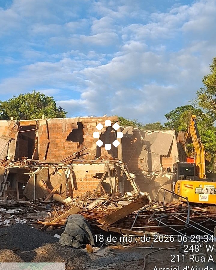 Construção de condomínio irregular é demolida durante operação em Arraial D'Ajuda
