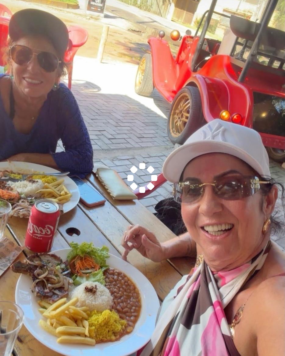 Mãe de Virginia Fonseca curte dias de descanso em Arraial d'Ajuda e chama atenção na praia