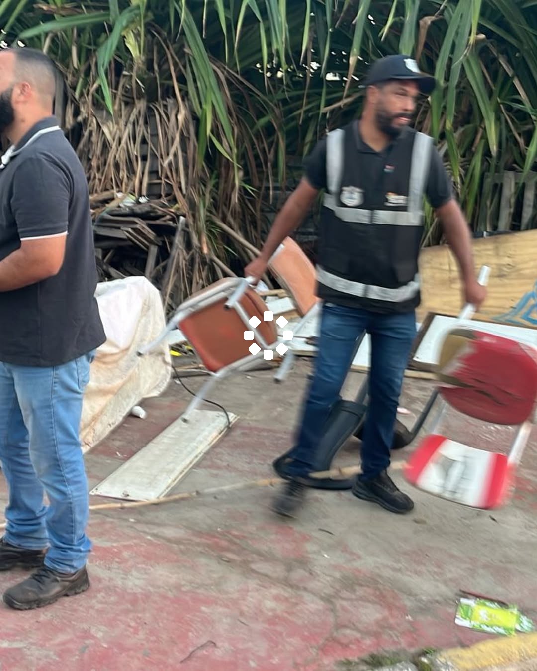 Operação de ordenamento remove trailers e barracas irregulares na Orla Norte de Porto Seguro